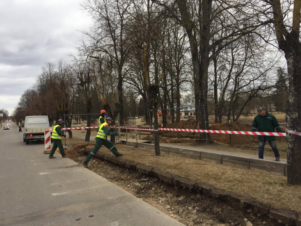 Valkā, Raiņa ielā, sākušies būvdarbi, lai jaunajā apkures sezonā pilsētas koģenerācijas stacijā saražoto siltumu saņemtu arī Domes bulvāra mikrorajons. Uzņēmums “Enefit Power & Heat Valka” jau laikus atvainojas par sagādātajām neērtībām.                                                                                                                                      
Autors:  INGŪNA JOHANSONE