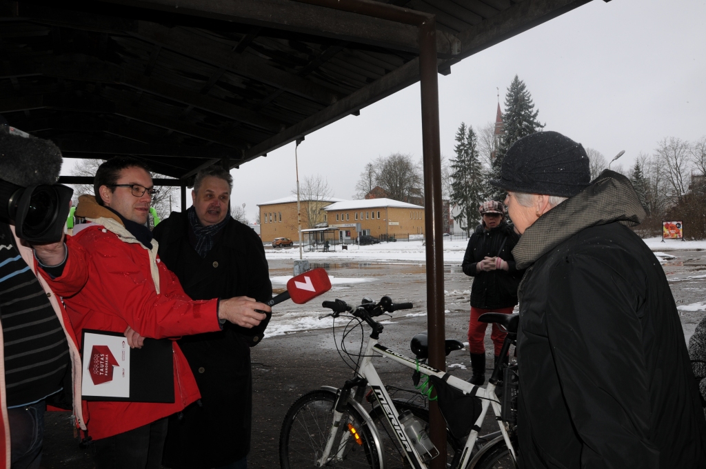 Tiekoties ar Latvijas televīzijas Ziņu dienesta žurnālistu Tomu Brici, valcēniete Anita Čekanoviča sūrojās, ka pēdējā laikā Valkā pašvaldība pastiprināti izcērt veselus kokus. Pašvaldības viedokli kaismīgi aizstāvēja novada domes Izglītības un kultūras daļas vadītājs Aivars Ikšelis.                                                                              
Autors:  INGA KARPOVA