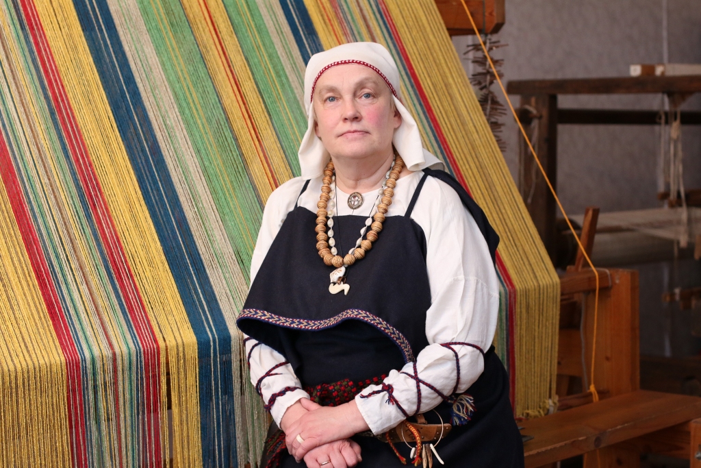 Blomes tautas nama vadītāja Gita Skadiņa lepojas, ka pagastā ir tik daudz rokdarbnieku un amatnieku, kas izkopj savas prasmes un paveiktajā dalās ar citiem. Tieši tamdēļ pasākumu “Satiec savu meistaru!” rīko divas dienas. 
                                                                                                                                                                                     
Autors:  SANTA SINKA