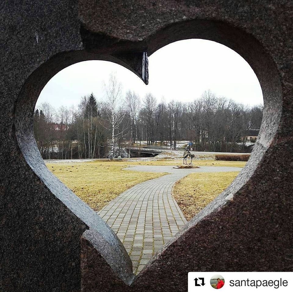 Akcijas pirmā dalībniece ir aktīvā dzīvesveida piekritēja Santa Paegle, kas fotogrāfijā iemūžinājusi Mīlestības skvēru Palsmanē.