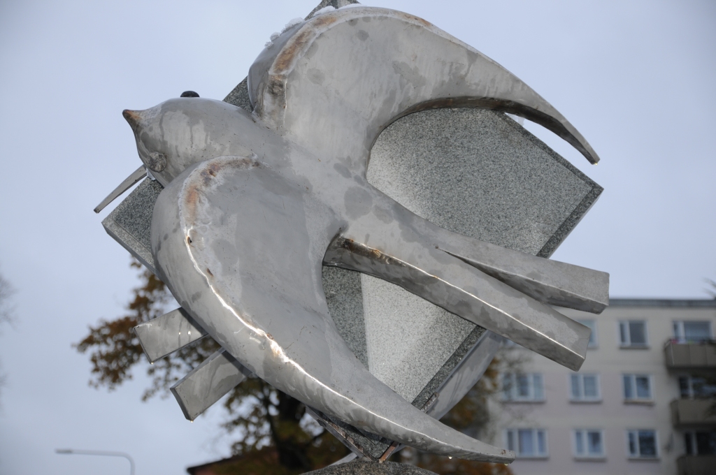 Pērn uzstādītajai kopīgajai Valkas un Valgas skulptūrai no nerūsējošā tērauda darinātajiem putniem metinājuma vietās parādījušies rūsas plankumi. 
                                                                                                            
Autors:  INGA KARPOVA