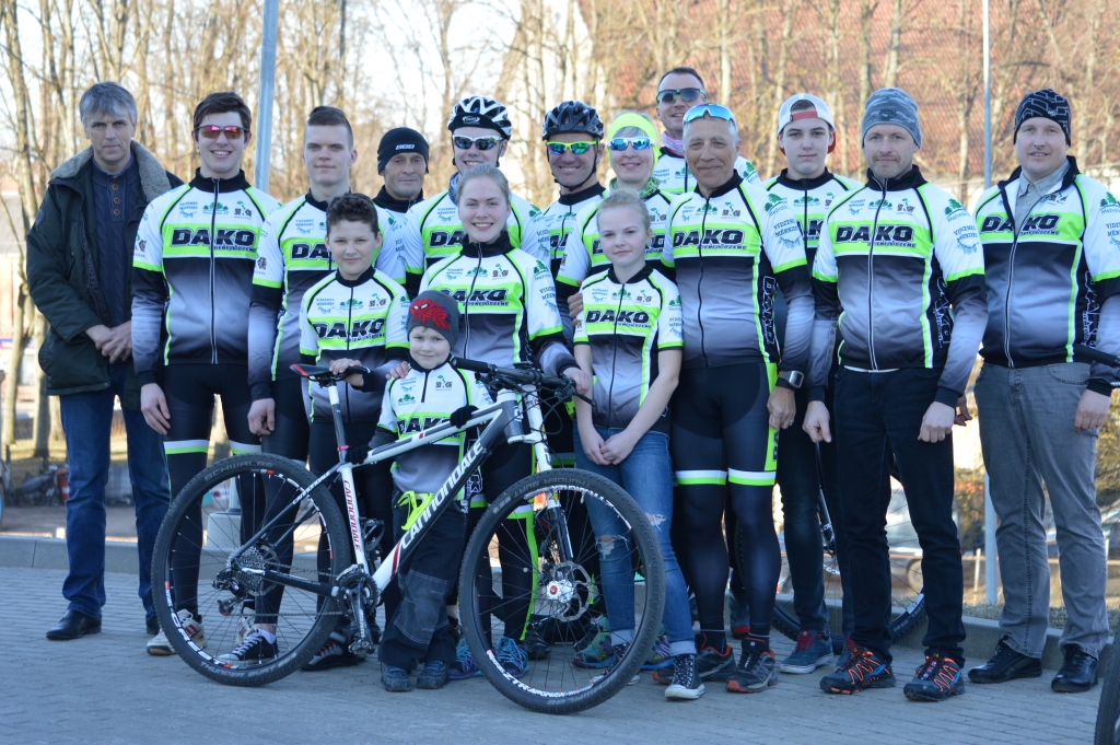 Smiltenes novadā ir jauna MTB riteņbraukšanas komanda, kurā brauks gan smiltenieši, gan arī sportisti no citiem Ziemeļvidzemes novadiem. Komandu Smiltenē pēc sportistu treniņa prezentēja tās atbalstītājs Dainis Aļeksējevs (pirmais no kreisās) un treneris Jānis Rezins (ceturtais no labās).                                                    
Autors:  SANDRA PĒTERSONE