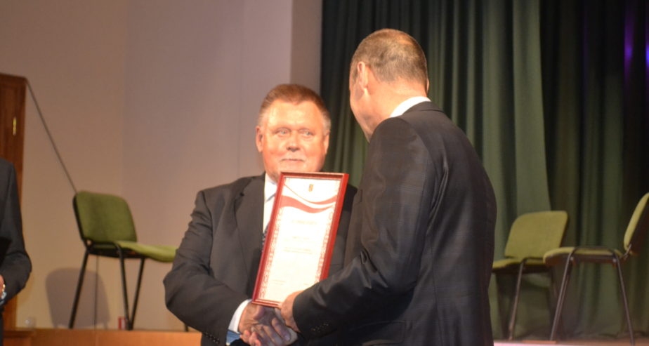 2016. gadā  ārsts psihiatrs Andris Arājs saņēma Strenču novada apbalvojumu “Gada cilvēks” PAR MŪŽA IEGULDĪJUMU un ilggadīgu, profesionālu darbu garīgās veselības aprūpē
Autors: strencupns.lv