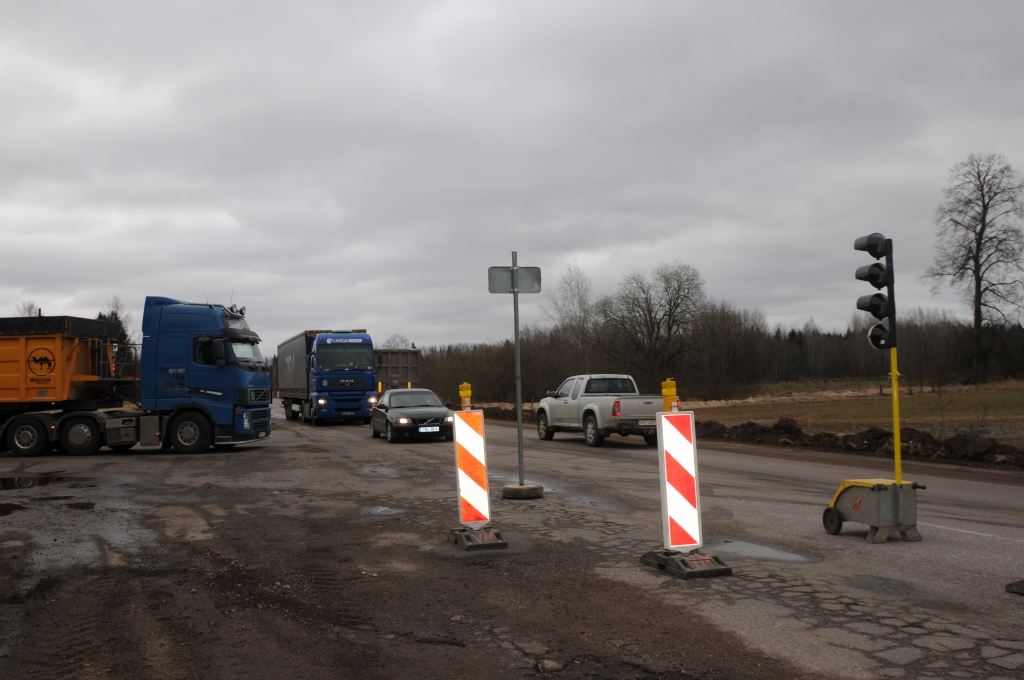 Valkā, atsākoties Rīgas ielas rekonstrukcijai posmā no pilsētas robežas līdz Zemgales ielai, pagaidām satiksmi regulē viens luksofors, bet autobraucējiem jārēķinās, ka kopumā būs trīs.                                           
Autors:  INGA KARPOVA
