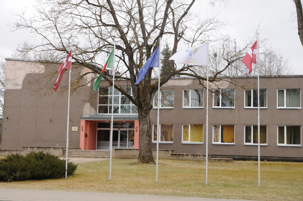 Pie Valkas novada domes ēkas Beverīnas ielā 3 piecos mastos plīvo karogi, tostarp divi sarkanbaltsarkanie.                                                
Autors:  INGA KARPOVA