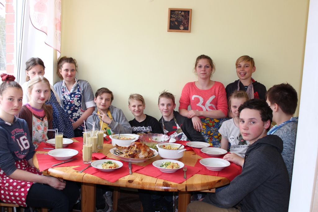 Palsmanes pamatskolas 6. klase iesaistījusies sacensībā par uzvaru Latvijas mēroga konkursā “Gardēžu klase” un jau iekļuvusi pusfinālā, kur uzdevums bija pašiem pagatavot veselīgu maltīti.                             
Autors:  ANDA ĀBOLKALNA