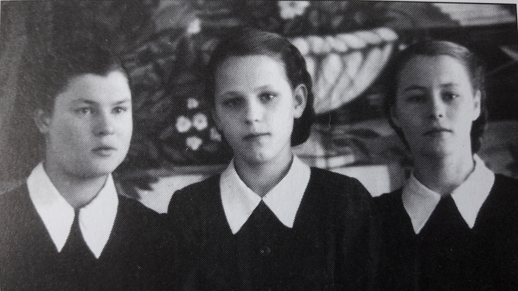 Aleksandra (vidū) ar draudzenēm Valentīnu Prusovu un Teiku Sīku (no labās) 1955. gadā.