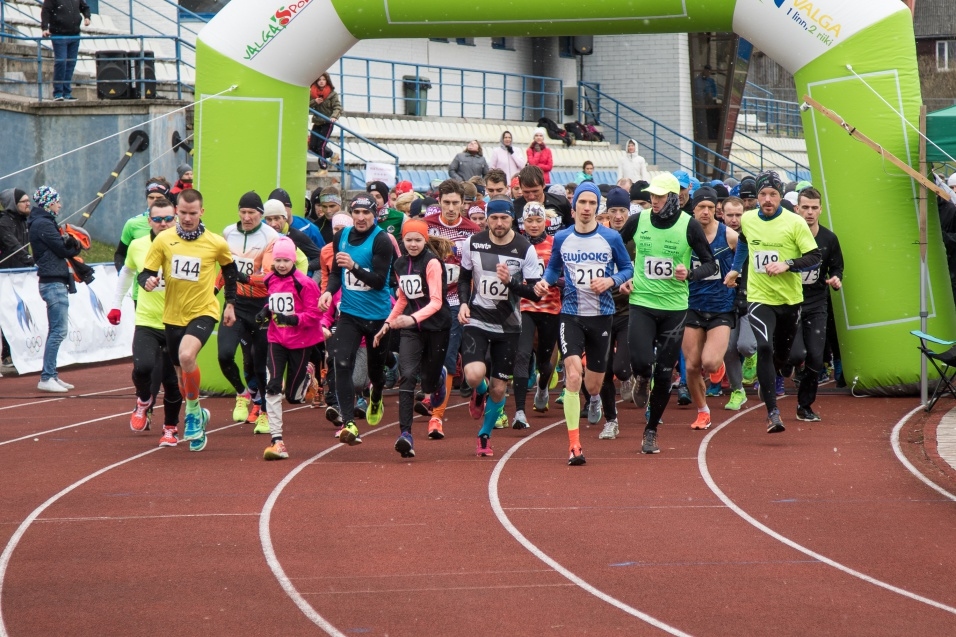 Visām distancēm Latvijas – Igaunijas skrējienā starts notika Valgas centrālajā stadionā.             
Autors:  PAULS PODERATS