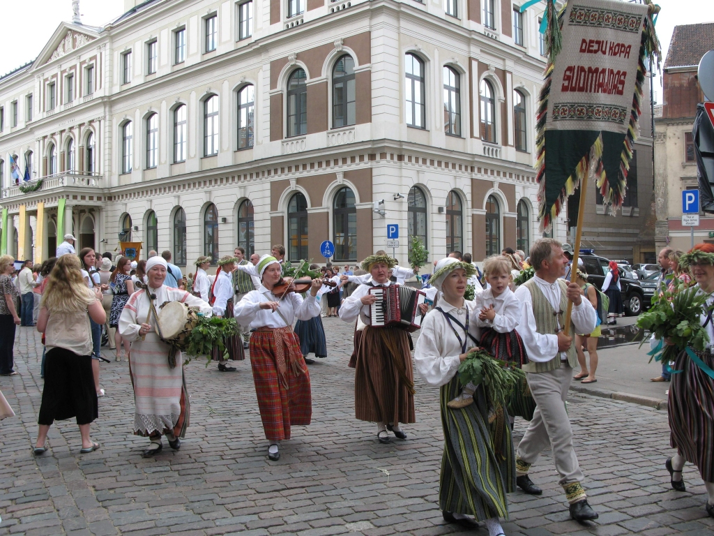 Valkas pilsētas folkloras kopa “Sudmaliņas” nākamgad piedalīsies Starptautiskajā folkloras festivālā “Baltica 2018”, kas norisināsies jūnijā, kad latvijā svin Līgo svētkus, kā arī XXVI Vispārējos latviešu Dziesmu un XVI Deju svētkos, kas norisināsies no 30. jūnija līdz 8. jūlijam. Kolektīva vadītāja Skaidra Smeltere (otrajā rindā pirmā no kreisās).                                                                                                                                                         
Autors:  NO PERSONĪGĀ ARHĪVA 