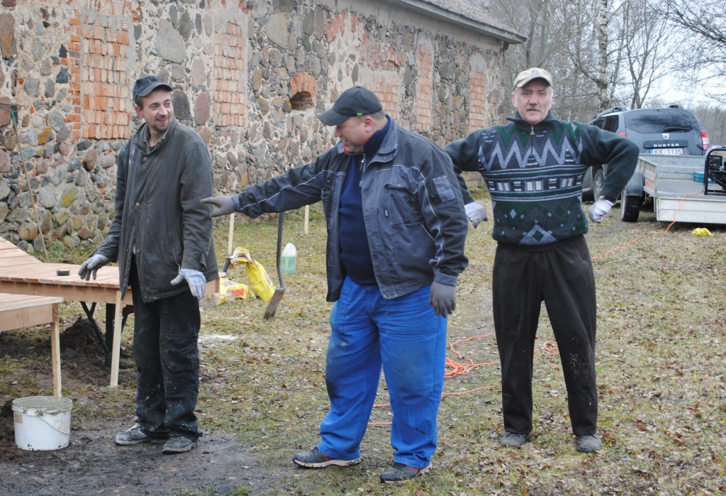 Blomes pagastā šodien labiekārtoja pludmali pie centra dīķa.
Autors: Sarmīte Ozola