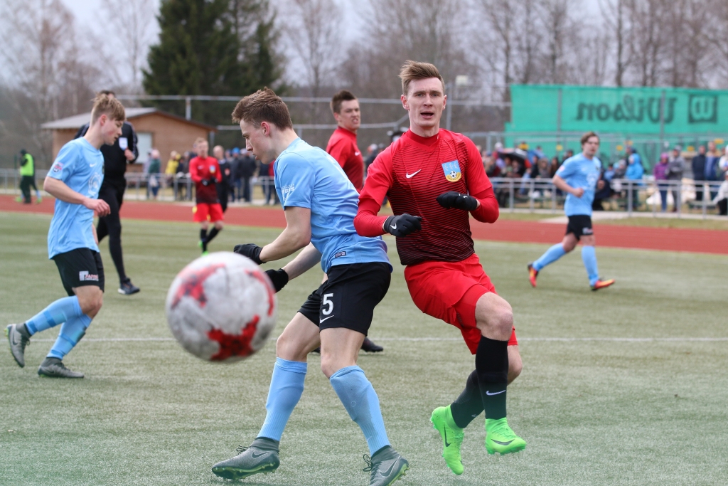 Komanda.lv 1. līgas futbola čempionāta otrās kārtas spēlē FK “Smiltene/BJSS” futbolisti zaudēja “Valmieras Glass VIA” komandai.   
Autors:  SANTA SINKA