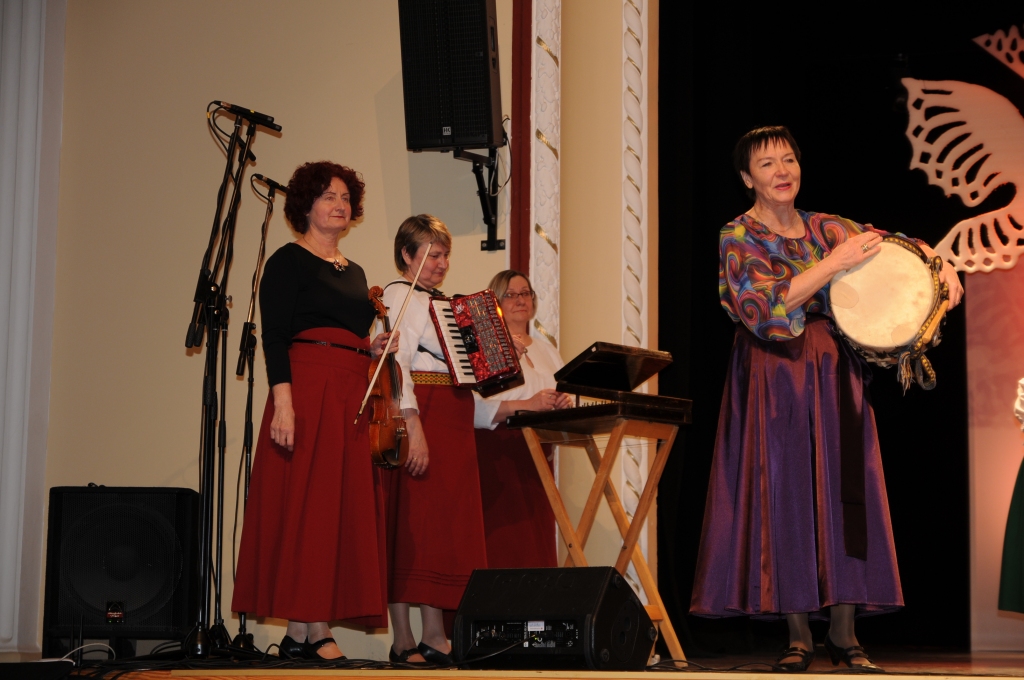 Kas Valkas pilsētas kultūras nams un kolektīva dalībnieki būtu bez folkloras kopas “Sudmaliņas” muzikantiem? Priekšplānā – kolektīva vadītāja Skaidra Smeltere. 
