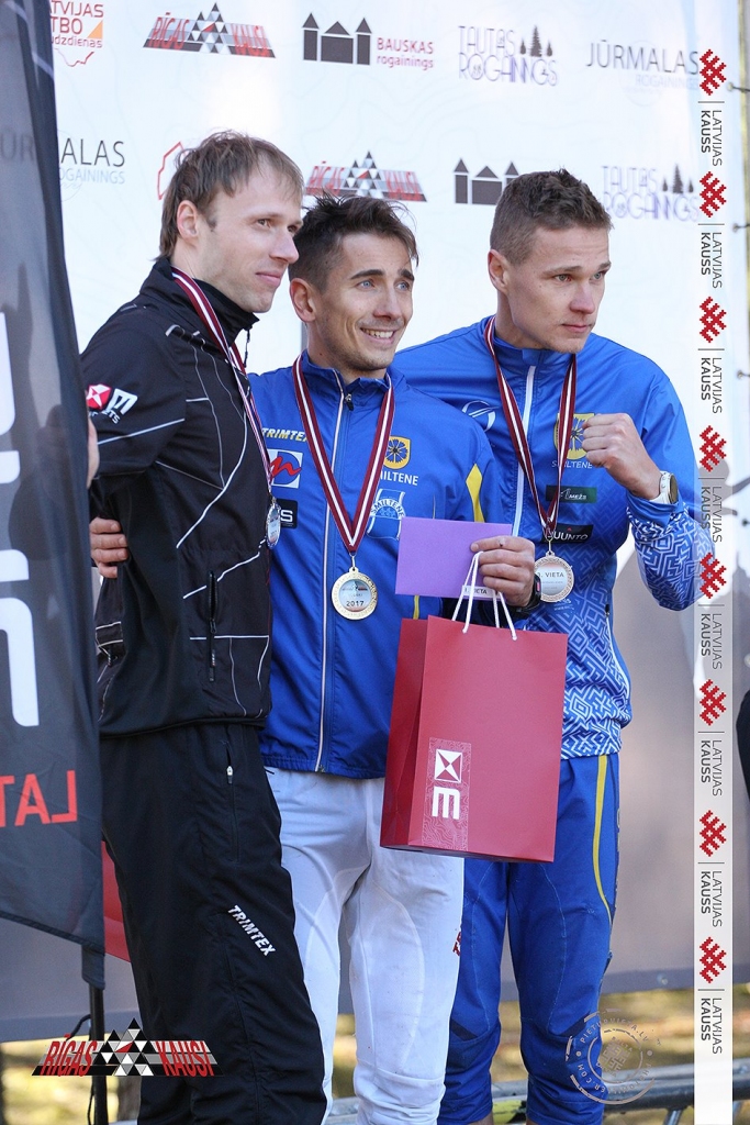 Vīriešu elites grupā 1. vietu izcīnīja “Azimuts OK-Sm BJSS” sportists Artjoms Rekuņenko (vidū), bet 3. Artūrs Pauliņš (no labās).  

Autors:  NO SACENSĪBU ORGANIZATORU ARHĪVA