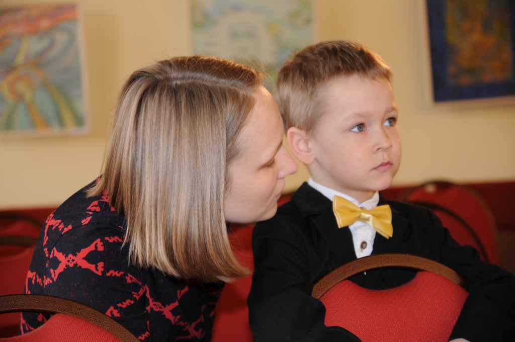 Pirms uzstāšanās brašo Valteru Kalniņu uzmundrina mamma Ilze.