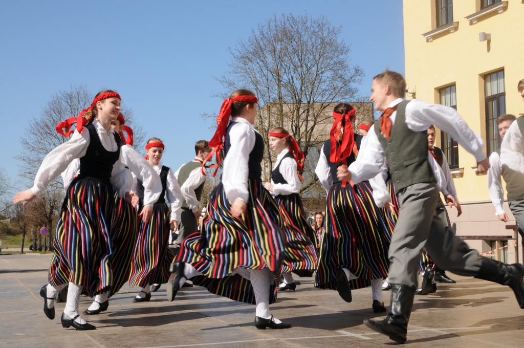 Latvieši ir lieli dejotāji. To apliecina Valkas Jāņa Cimzes ģimnāzijas deju kolektīva “Vendīgs” dejotāju raitais solis.