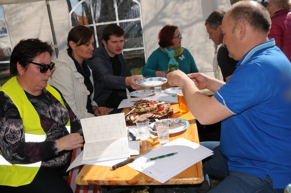 Šogad robežtirgus ietvaros jau ceturto gadu pēc kārtas notika Starptautiskais desu un gaļas festivāls. Lai noteiktu garšīgāko produktu, žūrijai kopumā bija jānodegustē 43 gaļas izstrādājumi. Žūrijā kopā ar igauņiem strādāja arī SIA “Pedelīte” pārtikas tehnologs Sergejs Bumerts (no labās) un novada domes izpilddirektors Aivars Cekuls. Festivālu organizēja novada domes kooperācijas speciāliste Sniedze Ragže (no kreisās).                
Autors:  INGA KARPOVA