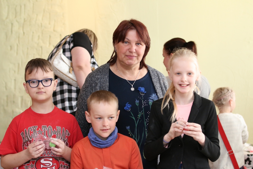 Smiltenes vidusskolas skolotājai Vijai Sokolovai ir svarīgi iesaistīt arī savus skolēnus videi draudzīgās un saudzīgās aktivitātēs, panākumi neizpaliek.                                                                                                                 
Autors:  SANTA SINKA