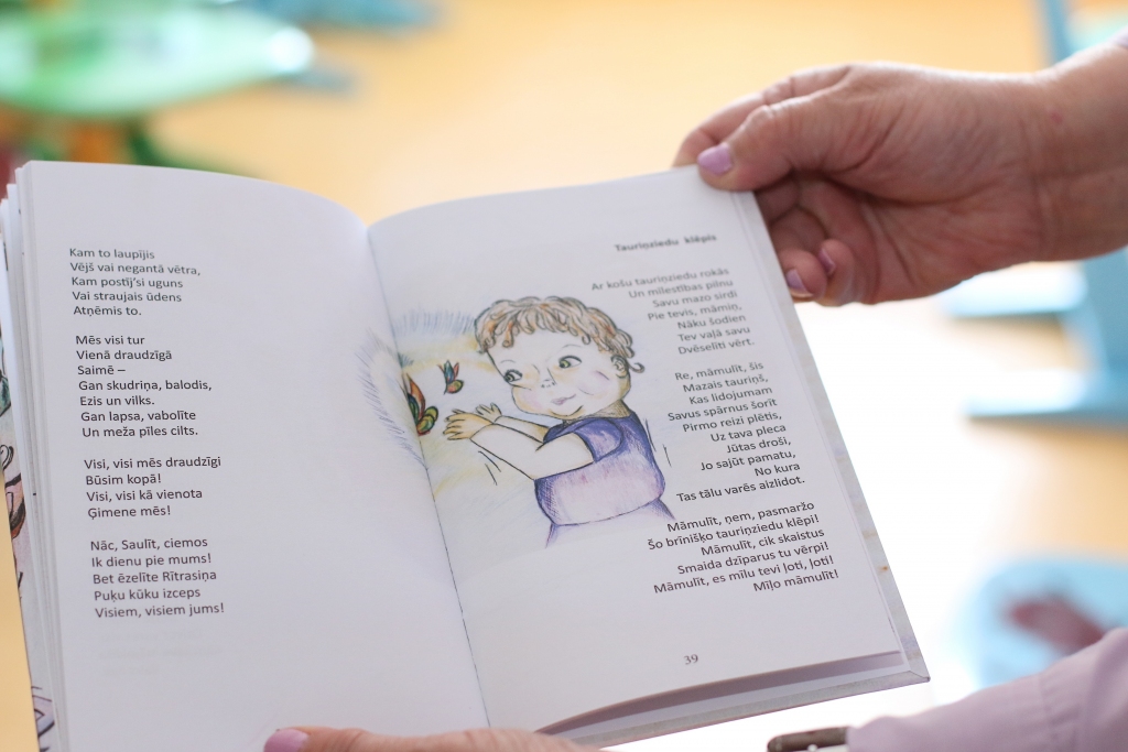 Dzejoli “Tauriņziedu klēpis” Regīna sarakstīja pirms vairāk nekā gada, kad to kā veltījumu māmiņām uz svētkiem palūdza bērnudārza “Pīlādzītis” skolotāja Raita Veigule. Tieši šī dzejoļa nosaukums vēlāk izvēlēts arī grāmatas nosaukumam.                                                                       
Autors:  SANTA SINKA