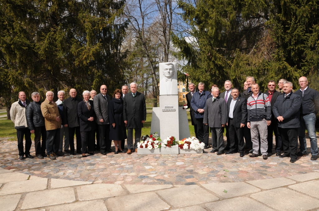 Piektdien Valkā, Lugažu laukumā, pie Kārļa Ulmaņa pieminekļa gūla ziedi. Tos nolika zemkopības ministrs Jānis Dūklavs un citi pazīstami politiķi un vietējie Latvijas Zemnieku savienības aktīvisti un atbalstītāji.
                                                                                                                                                                                   
Autors:   INGA KARPOVA