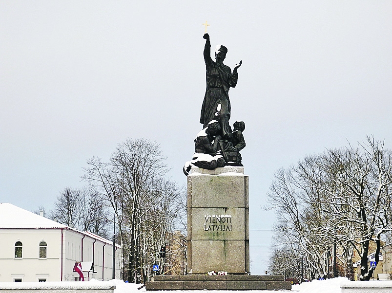 Piemineklim “Vienoti Latvijai”, kuru dēvē arī par “Latgales Māru”, ir neparasts liktenis. Tas Atbrīvošanas alejas vidū uzstādīts trīs reizes. 