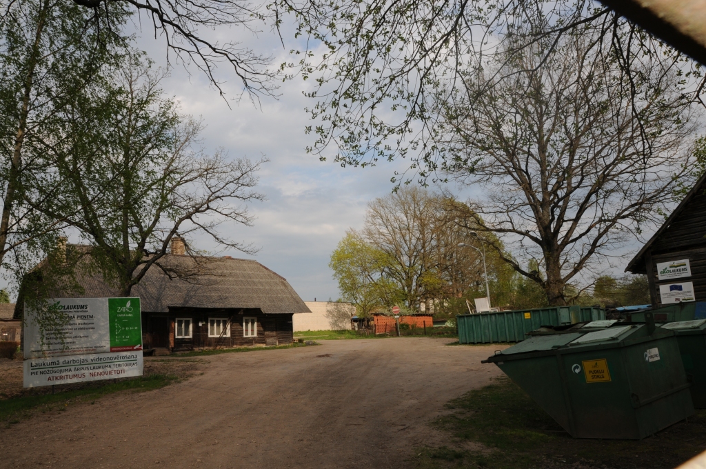 Jau kādu laiku valcēnieši var nodot šķirotos atkritumus Eko laukumā “Austrās”. Iedzīvotāji šo iespēju labprāt arī izmanto, taču ko darīt, ja darba laikā laukums ir slēgts?                                                                    
Autors:  INGA KARPOVA
