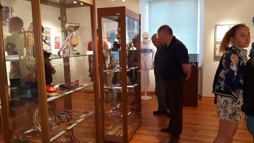 Daudzi Muzeju nakts apmeklētāji ar interesi apskatīja jauno izstādi “Valkas novada sporta vēsture”.