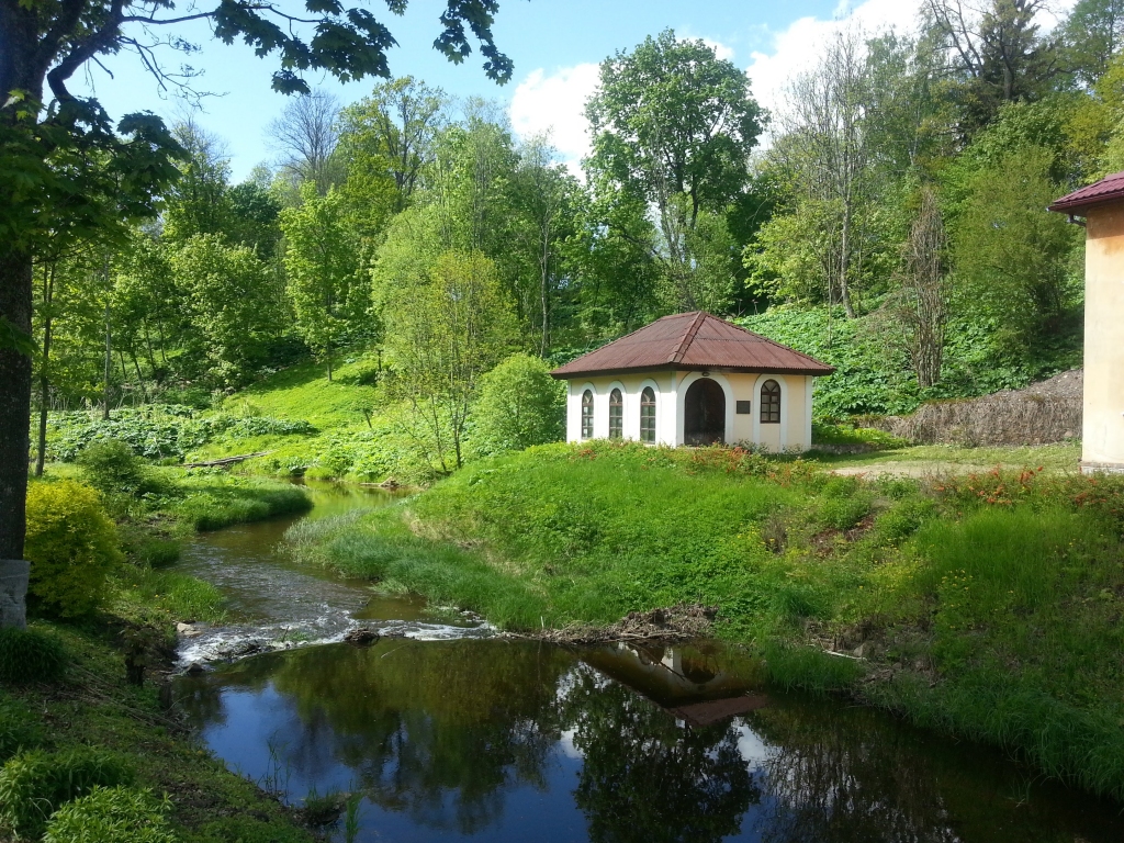 Smiltenē, Vecajā parkā mājvietu sev raduši ne vien putni un dzīvnieki, bet arī cilvēki, kam te ir īpašumi. Dzīvi ainaviskā un šķietami skaistā vidē aizēno latvāņu plantācijas.                                                                                                                                                                       
Autors: NO RUTAS MADARĀJAS-VEISAS PERSONĪGĀ ARHĪVA