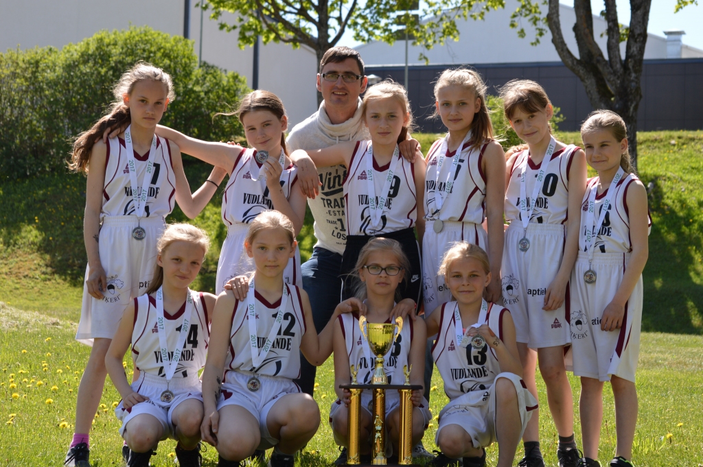Šī Smiltenes sporta skolas meiteņu komanda turnīrā Zviedrijā izcīnīja sudraba medaļas: Līna Kazaka (1. rindā no kreisās), Evelīna Daldere, Džeina Ikkerte, Annija Sīpola, Evelīna Marija Beitāne (2. rindā no kreisās), Laura Vilka, treneris Dzintars Ziediņš, Līva Ragovska, Vikija Mihlenova, Aivita Meinerte, Elvita Elizabete Kurilika.  

Autors:  SANDRA PĒTERSONE