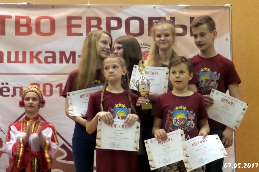 Palsmanietis Kristers Lapiņš (2. rindā pirmais no labās) šomēnes izcīnījis savu labāko rezultātu Eiropas čempionātā dambretē - 4. vietu ātrspēlē. Latvijas izlases komanda (attēlā) kopvērtējumā ieguva 3. vietu. 

Autors:  NO PERSONĪGĀ ARHĪVA