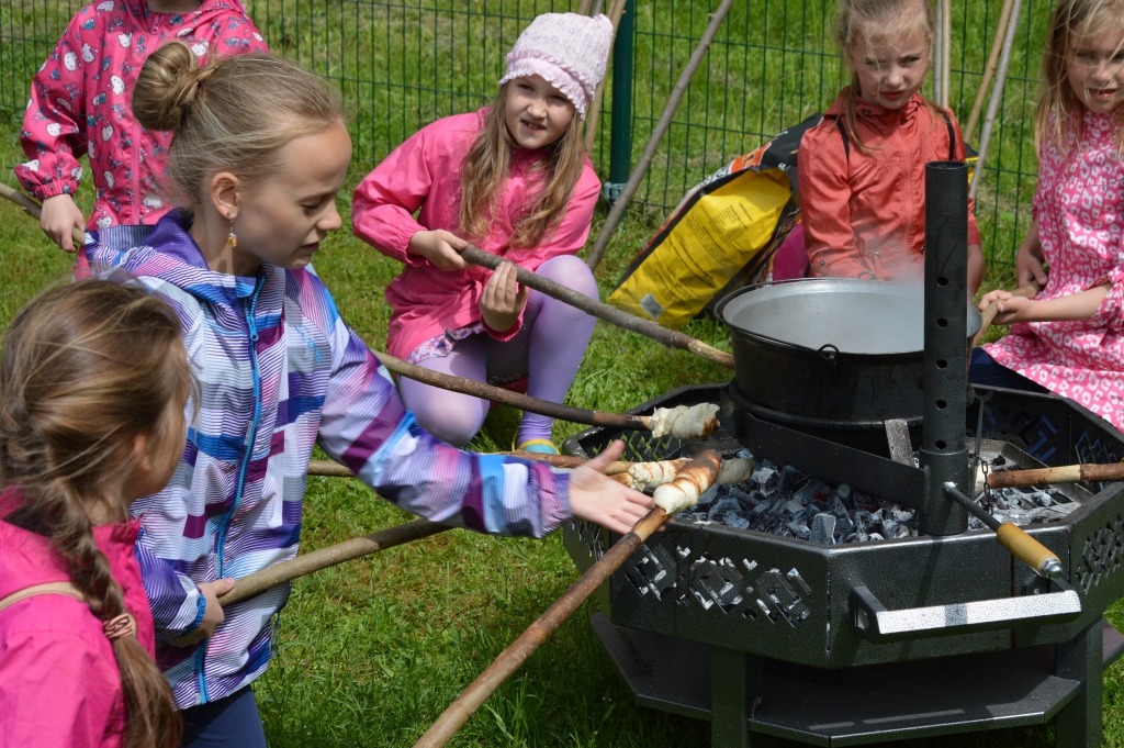 Labdarības akcijas “Balta, balta mana sirds” pieprasīta novitāte šogad bija latviskie hotdogi pēc  “Kalnaligzdas” saimnieces Ineses Bediķes receptes. Ikviens varēja pagatavot savu hotdogu, baltmaizes mīklu aptinot ap kociņu, izcepot  improvizētajā lauka virtuvē un tad vidū liekot izvārītu cīsiņu.                                                      
Autors:  SANDRA PĒTERSONE