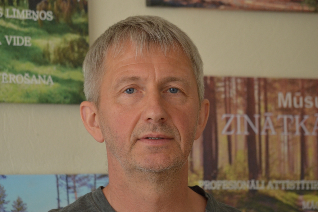 “Mums ir pienācis laiks pievienoties vienam no lielākajiem mežu apsaimniekošanas un zāģmateriālu ražošanas zīmoliem Baltijas reģionā,” akciju sabiedrības “Strenču mežrūpniecības saimniecība” nosaukuma maiņu komentē uzņēmuma valdes priekšsēdētājs Andris Krastiņš. Viņš šā amata pienākumus veic kopš 2003. gada.                                    
Autors:  SANDRA PĒTERSONE