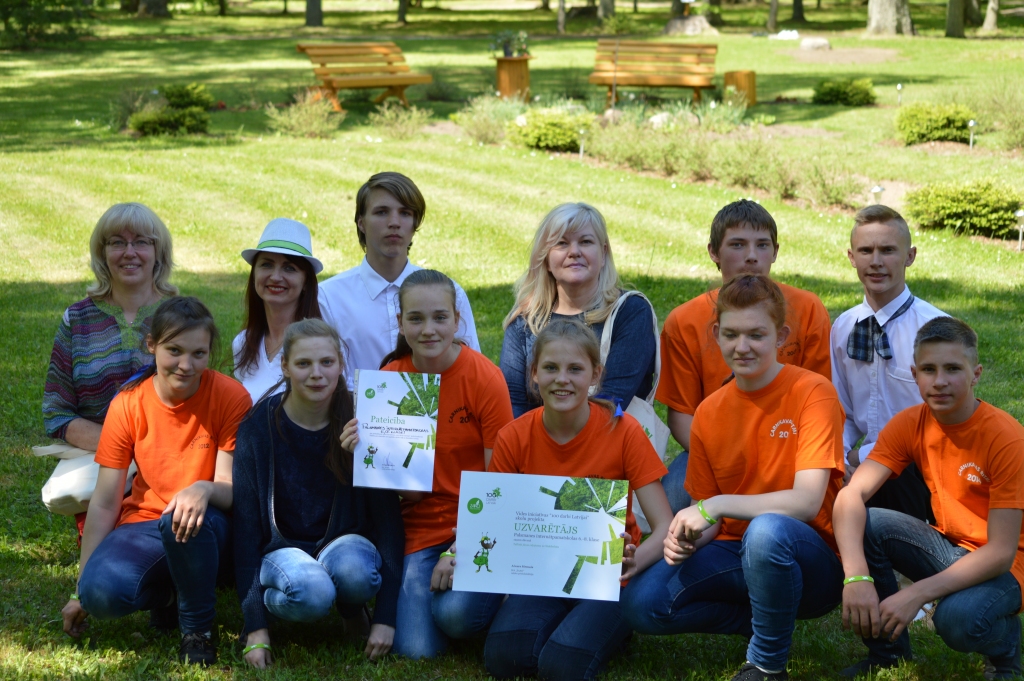 Par iekopto atpūtas vietu savas skolas teritorijā (aizmugurē fonā) Palsmanes internātpamatskolas 6.-8. klase uzvarējusi konkursā “100 darbi Latvijai”. Apliecinājumu par balvu skolēniem un viņu skolotājām Ilvai Pētersonei (2. rindā pirmā no kreisās) un Daigai Šalderei (2. rindā vidū) pasniedza konkursa koordinatore Sandra Galgāne (2. rindā otrā no kreisās).                                                                                                                                              
Autors:  SANDRA PĒTERSONE