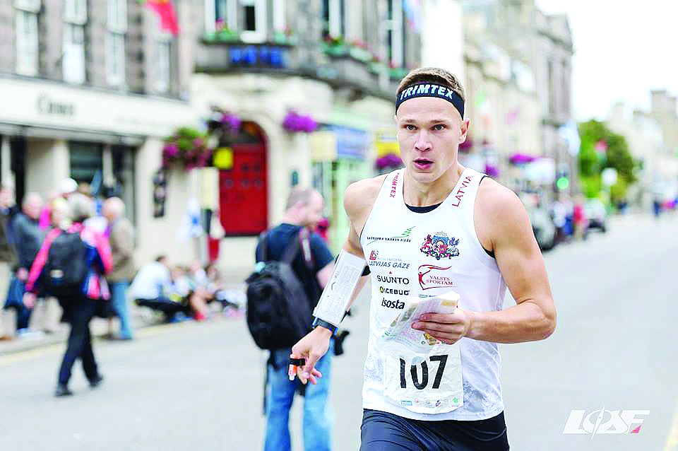 Grundzālietis Artūrs Pauliņš orientēšanās sportā mērķē augstāk, ik gadu svarīgākās sacensības ir Pasaules čempionāts. Attēlā mirklis no Pasaules čempionāta 2015. gadā Skotijā.                                                                    
Autors:  ORIENTEERING.LT
