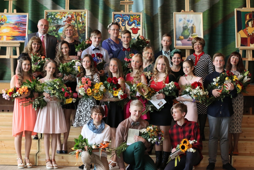 Šajā mācību gadā Smiltenes mākslas skolā notika divdesmitais izlaidums. Jubilejas reizē  izglītības iestādi absolvēja 17 talantīgi un radoši jaunieši, kuru veikumu pedagogi novērtēja ļoti atzinīgi.                                                                                                                                                                                 
Autors:  SANTA SINKA