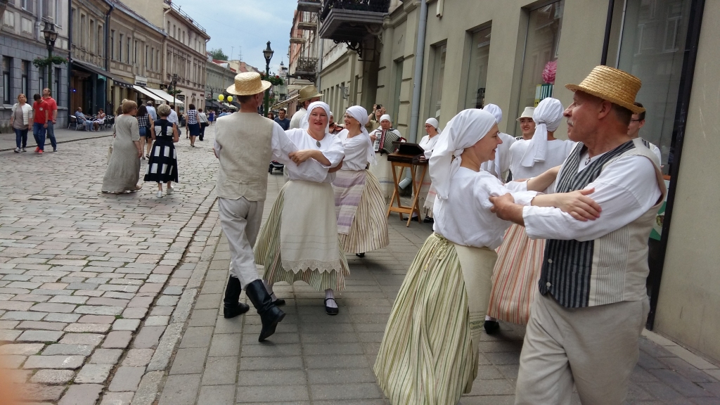 Piedaloties 32. Starptautiskajā folkloras festivālā “Atataria lamzdžiai – 2017” Lietuvas pilsētā Kauņā, Valkas pilsētas folkloras deju kopai “Sudmaliņas” notika koncerti arī pilsētas ielās.                                
Autors:  NO PERSONĪGĀ ARHĪVA