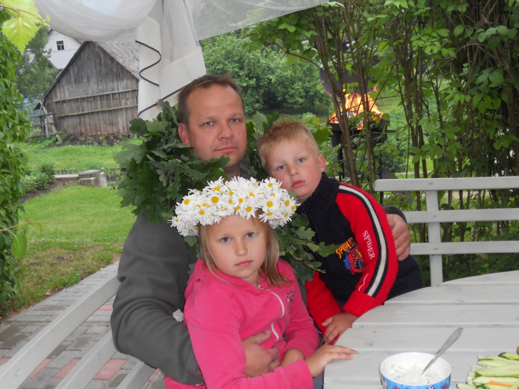 Strencēnietim Jānim Vāverem patīk svinēt savu vārdadienu tā mierīgi, kopā ar meitu Līvu un dēlu Robertu (attēlā) un sievu Lāsmu. 
Autors: NO PERSONĪGĀ ARHĪVA