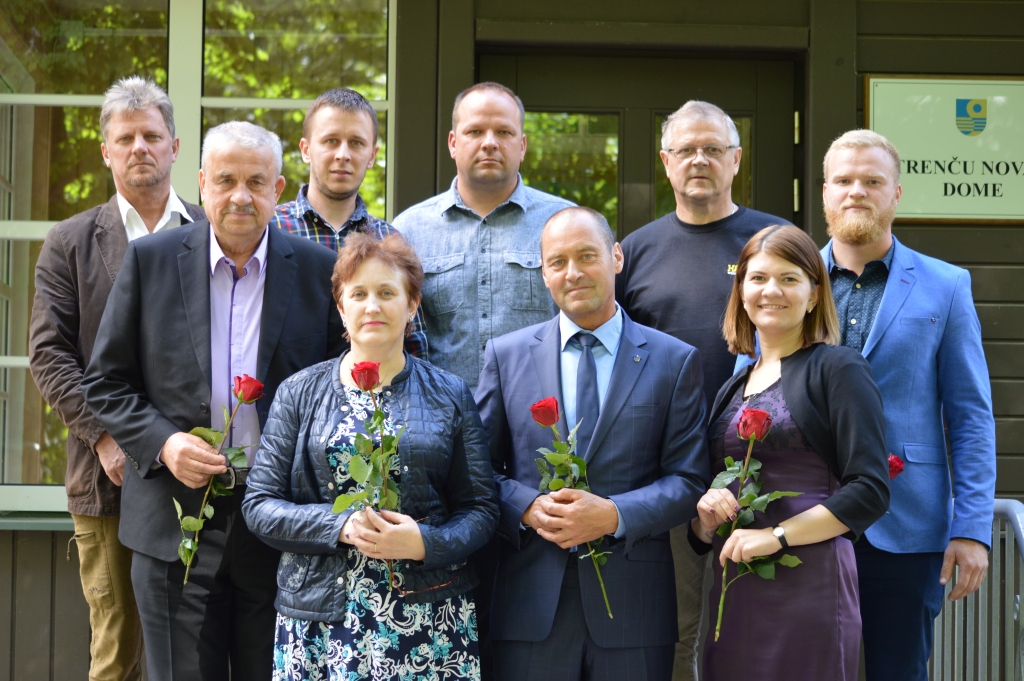 Uz savu pirmo sēdi sapulcējušies jaunievēlētie Strenču novada deputāti: 1. rindā no kreisās -  Dainis Zuika, Agita Boķe, Jānis Pētersons (domes priekšsēdētājs), Baiba Kondriča; 2. rindā no kreisās - Jānis Ence, Reinis Muižnieks (domes priekšsēdētāja vietnieks), Jānis Vāvere, Aigars Leitis, Jānis Kaucis. Katrs deputāts  saņēma no pašvaldības administrācijas apsveikumu - sarkanu rozi, bet  jaunievēlētie deputāti - arī nozīmīti ar novada simboliku. 

Autors:  SANDRA PĒTERSONE