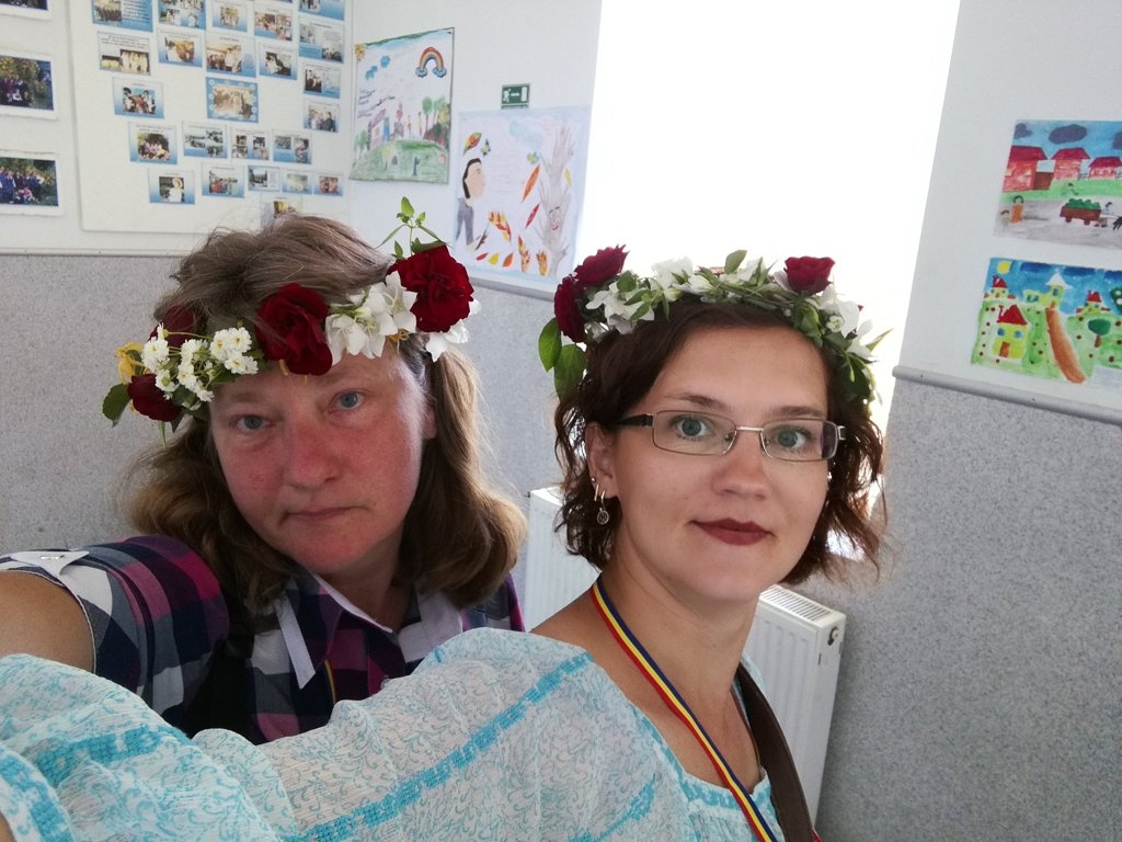 Grundzāles pamatskolas skolotājas Dace Matule (no kreisās) un Dace Kalniņa devās mācību vizītē uz Rumāniju, kas bija projekta „Spēles – tilts starp trim paaudzēm” noslēdzošā aktivitāte.                    
Autors:  NO PERSONĪGĀ ARHĪVA 