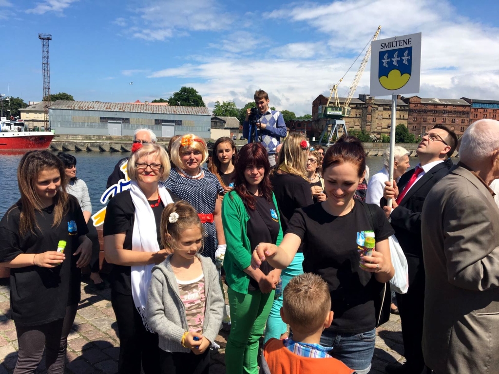 Šopavasar dibinātā deju grupa “Just us” no Smiltenes pirmo reizi piedalījās Latvijas Nedzirdīgo savienības amatiermākslas festivālā “Zīmes un Skaņas satiekas vasaras naktī”.                                
Autors: NO KRISTIĀNAS VINCJUNAS ARHĪVA