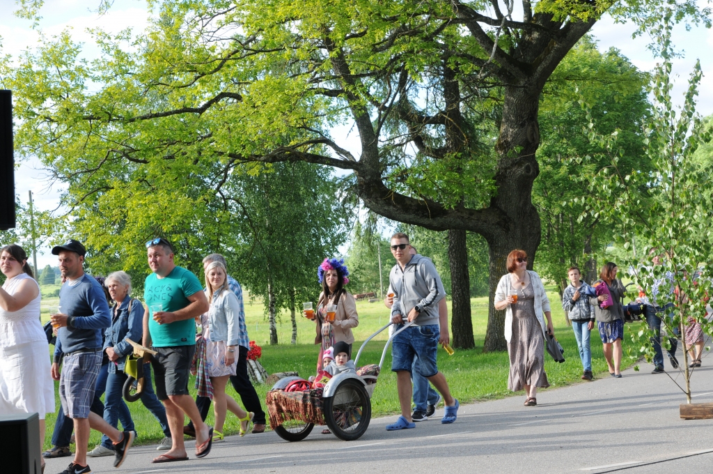 Ērģemiešu Līgo dienas izrādei skatītāju netrūka – tie ieradās ne tikai kājām vai braucot ar auto, bet arī ar dārza ķerru.