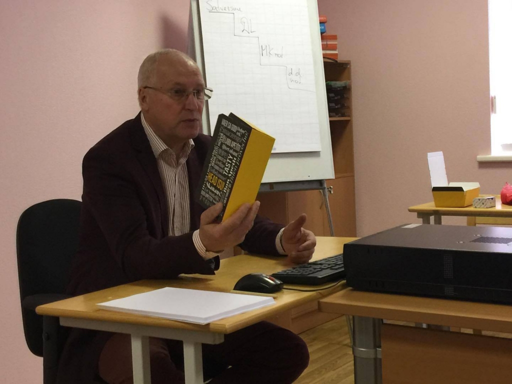 Igaunijas iepakojuma ražošanas uzņēmuma “Cista” vadītājs Vahurs Kāriks trūkstošos darbiniekus cer atrast Valkas pusē – darbaspēka trūkums Igaunijā ir visai aktuāla problēma.                                                
Autors:  INGŪNA JOHANSONE