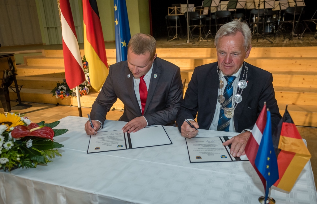 Svinīgā ceremonijā Smiltenes pilsētas kultūras centrā Smiltenes novada mērs Gints Kukainis (no kreisās) un Villihas pilsētas (Vācija) mērs Jozefs Haijes parakstīja Līgumu par partnerību starp abām pašvaldībām. 

Autors:  AGNIS MELDERIS