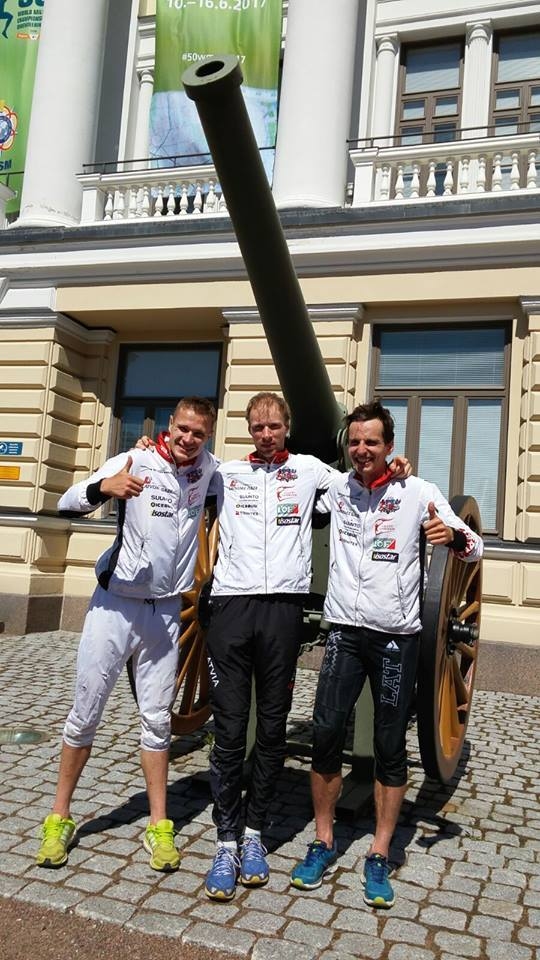 OK „Azimuts” labākais orientierists Artūrs Pauliņš (pirmais no kreisās) kopā ar Andri Jubeli un Mārtiņu Sirmo Pasaules militārpersonu orientēšanās čempionāta stafetes sacensībās izcīnīja 6. vietu.    
Autors:  NO PERSOONĪGĀ ARHĪVA