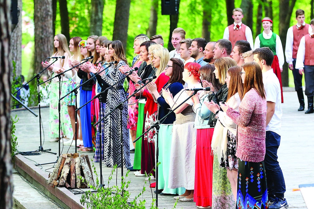 Vasarās allaž Smiltenes pilsētas iedzīvotāji apmeklējuši pasākumus brīvdabas estrādē Jāņukalnā. Lai redzētu priekšnesumus, apmeklētājiem jāraugās, lai skatupunktu neaizsedz starp soliem augošās priedes. 
Autors:  SANTA SINKA