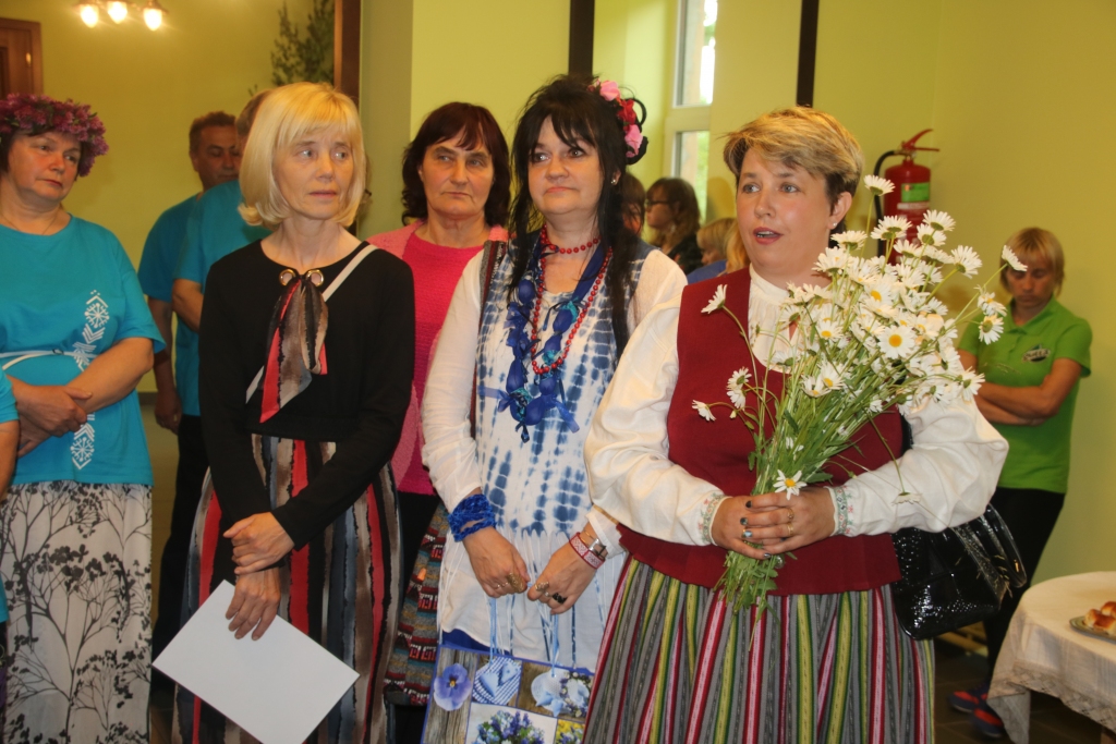 Labus vārdus jaunajai zvārtaviešu pulcēšanās vietai vēlēja arī pagasta iedzīvotājas Agrita Paulsone (no labās),  Lilita Ikale, Ziedone Birģele un Ineta Namniece                                                                                     
Autors:  AKSANA MARKOVIČA