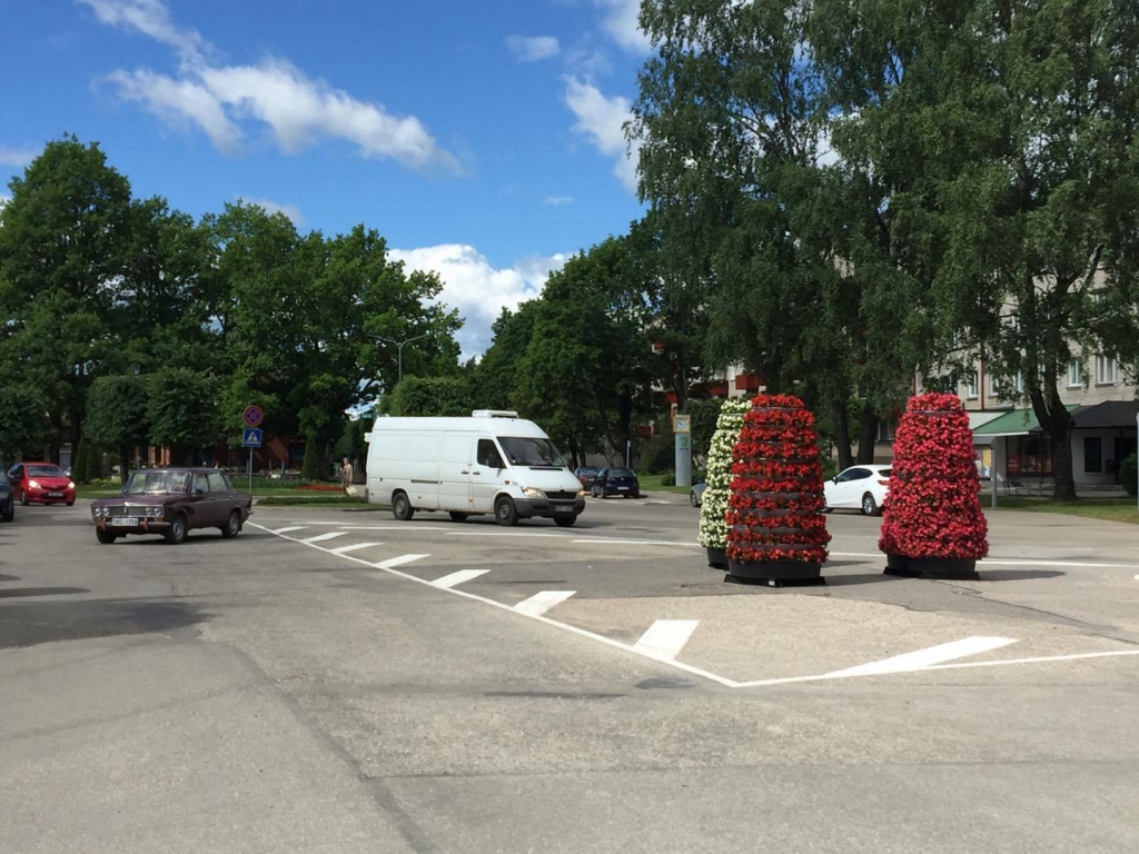 Šo leduspuķu tornīšu mērķis nav tikai izdaiļot Valkas centru, bet arī disciplinēt Rīgas, Raiņa un Viestura ielu krustojumu šķērsojošos autovadītājus. Šobrīd gan izskatās, ka tādā gadījumā  bez krustojuma rekonstrukcijas neiztikt.                                                                                                  
Autors:   INGŪNA JOHANSONE