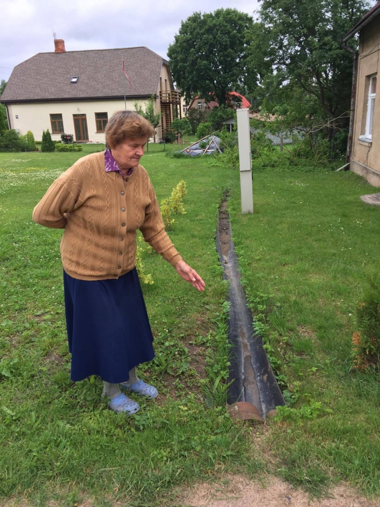 “Ūdens pa šo reni tagad tek tieši mūsu dārzā. Tā te ierakta nelikumīgi un jānovāc, lai ūdens tek dabīgi, kur tas tecēja līdz šim.” 
Autors:  INGŪNA JOHANSONE