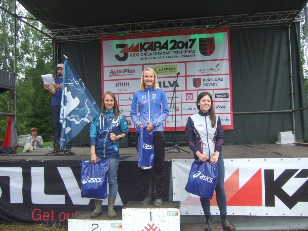 Orientēšanās sacensībās Baltijā “Kāpa 2017” vairāki komandas “Azimuts OK-Sm BJSS” sportisti kopvērtējumā izcīnīja uzvaru, tostarp Smiltenes BJSS orientēšanās trenere Liene Brūvele W21L grupā (vidū). 
Autors:  MĀRIS STABIŅŠ