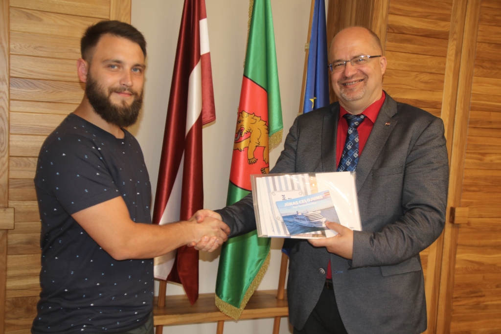 Valkas novada domes priekšsēdētājs Vents Armands Krauklis 3. jūlijā sveic valcēnieti Uģi Sviķi ar vides iniciatīvas “100 darbi Latvijai” iegūto balvu – jūras ceļojumu četrām personām uz Stokholmu.           
Autors:  AKSANA MARKOVIČA