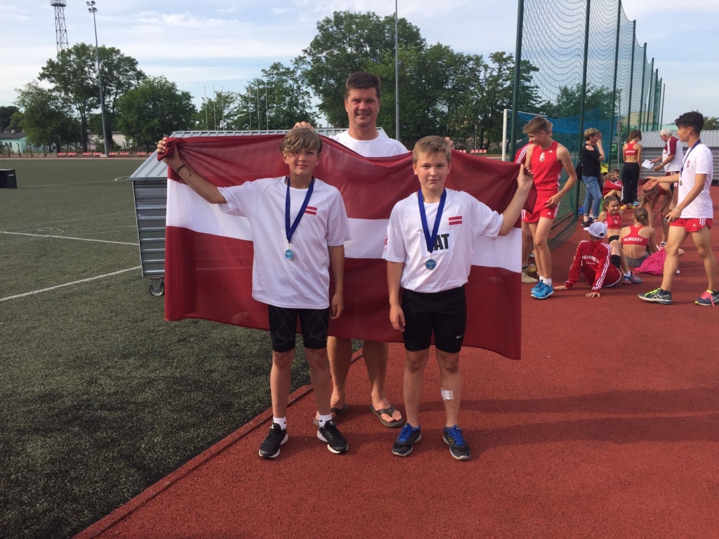  Smiltenes sporta skolas audzēkņi Jorens Miķelsons (no kreisās) un Kristers Krauklis atzīstami startējuši starptautiskās vieglatlētikas sacensībās Polijā, izcīnot sudraba medaļas. Attēlā – ar savu treneri Ingaru Grēnu.
Autors: no personīgā arhīva